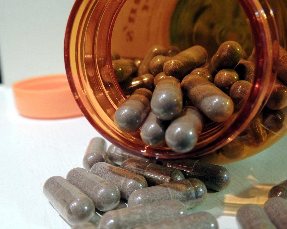 Lockande måltider med örter och kryddor - Bild.